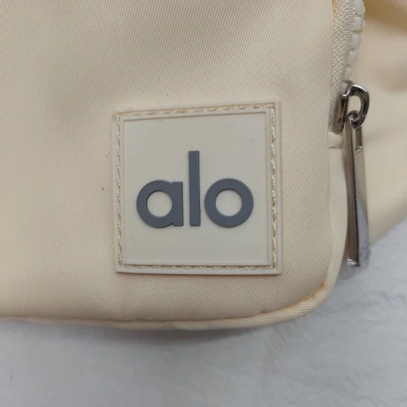 ALO Yoga Explorer Convertible Pack | 3L Nylon Waist Bag - Picture 3 of 6